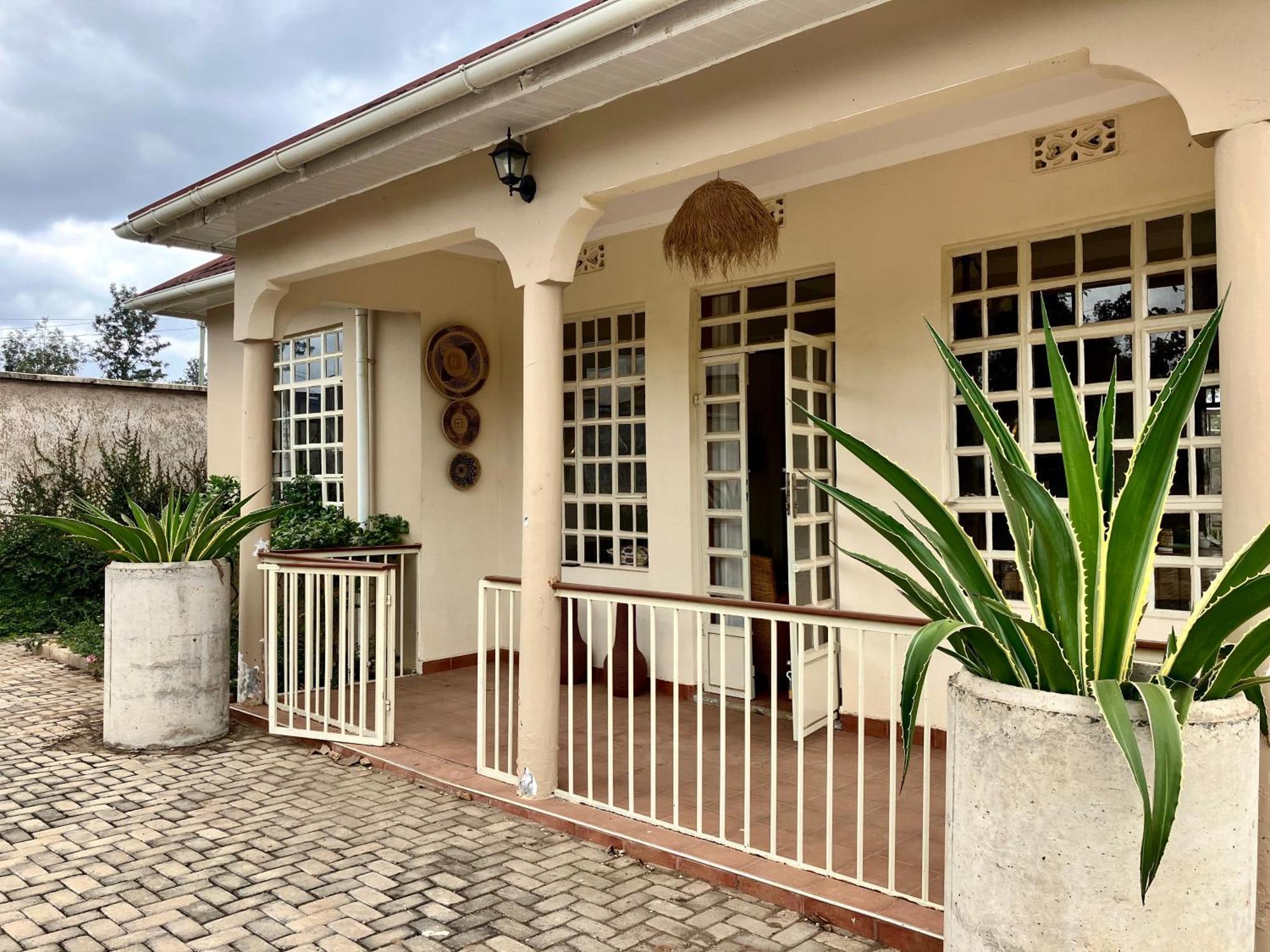 Allamanda House Meru Bed & Breakfast Arusha Exterior photo